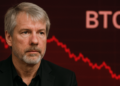 Michael Saylor, BTC y gráfico en caída rojo
