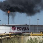 Fotografía de una planta de PDVSA donde se quema gas.