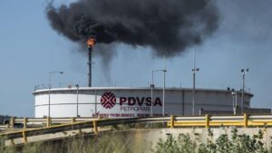 Fotografía de una planta de PDVSA donde se quema gas.