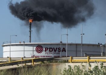Fotografía de una planta de PDVSA donde se quema gas.