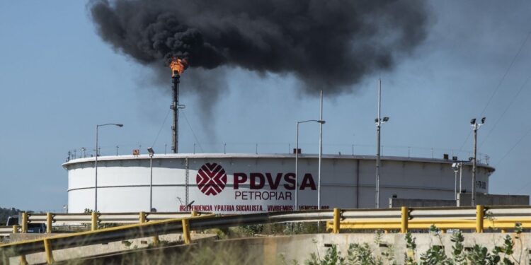 Fotografía de una planta de PDVSA donde se quema gas.