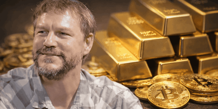 Fotografía de Nick Szabo en primer plano. En el fondo: lingotes de oro y monedas físicas de bitcoin.
