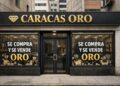 Fachada de โCaracas Oroโ, local ficticio, generado por IA de compra y venta de oro en un entorno urbano.
