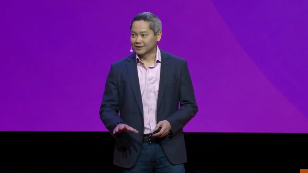 Foto de Phong Le hablando en una conferencia.