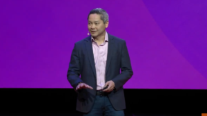 Foto de Phong Le hablando en una conferencia.