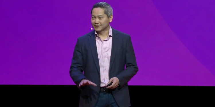 Foto de Phong Le hablando en una conferencia.