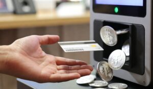 Una mano presentando una tarjeta sobre un cajero automático, del cual brotan monedas de USDT. Fuente: Imagen generada por Grok.