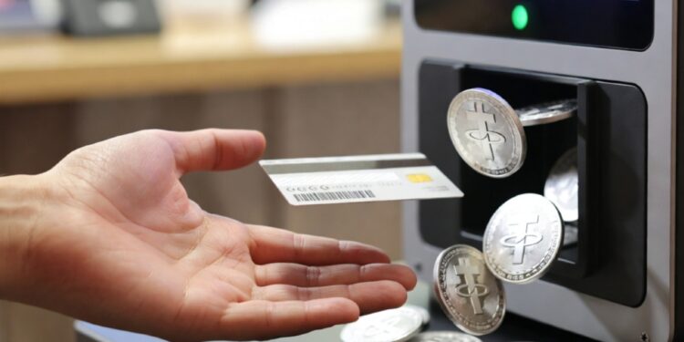 Una mano presentando una tarjeta sobre un cajero automático, del cual brotan monedas de USDT. Fuente: Imagen generada por Grok.
