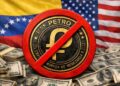 Moneda física del petro con un símbolo de prohibido, con dólares alrededor, y las banderas de EE. UU. y Venezuela en el fondo.