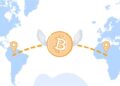Mapa mundi con una moneda de bitcoin con alas conectando continentes