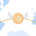 Mapa mundi con una moneda de bitcoin con alas conectando continentes