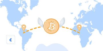 Mapa mundi con una moneda de bitcoin con alas conectando continentes