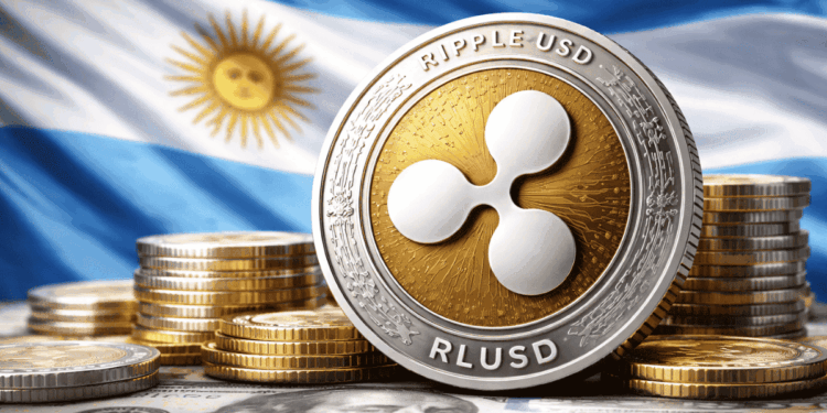 Moneda física de RLUSD delante de la bandera de Argentina