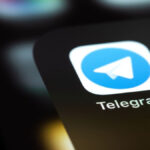 Teléfono inteligente que refleja el logo de Telegram.