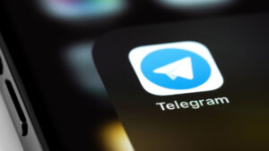 Teléfono inteligente que refleja el logo de Telegram.