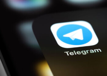 Teléfono inteligente que refleja el logo de Telegram.