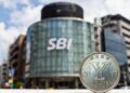 El banco japones SBI Holdings y delante una moneda del yen