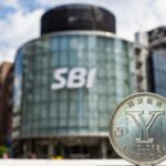 El banco japones SBI Holdings y delante una moneda del yen