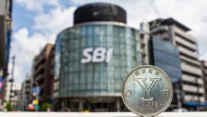 El banco japones SBI Holdings y delante una moneda del yen
