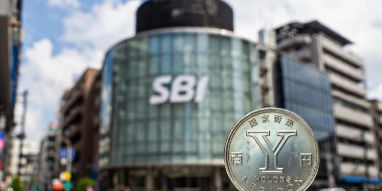 El banco japones SBI Holdings y delante una moneda del yen