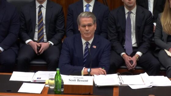 Secretario del Tesoro niega que puedan «rescatar» a bitcoin si el precio cae