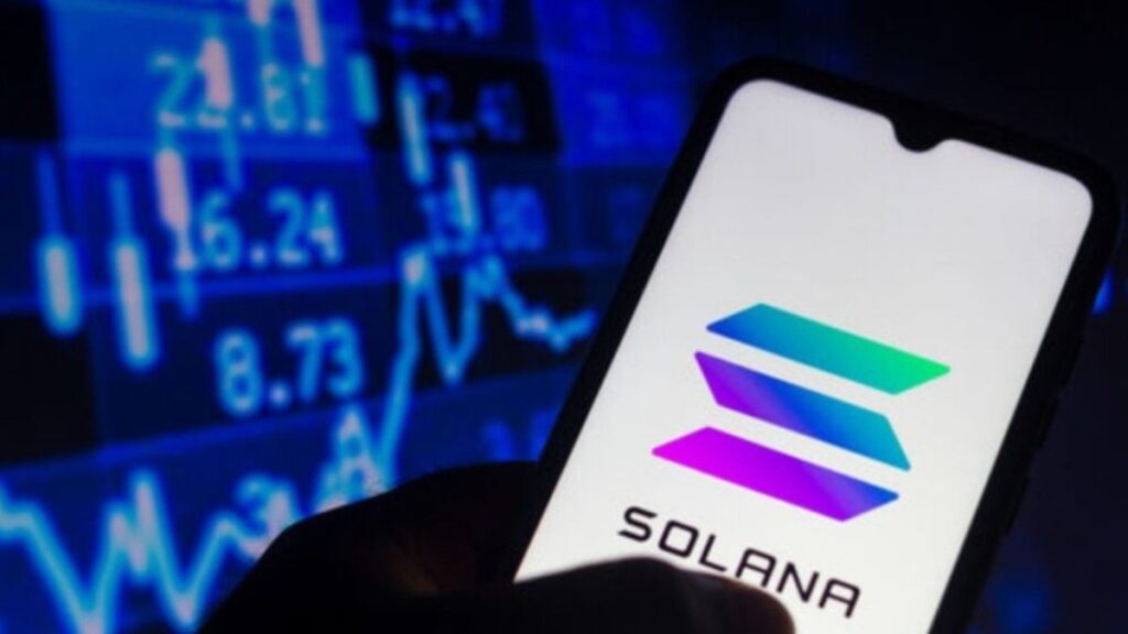 Smartphone con el logo de Solana en la pantalla y un fondo bursátil.