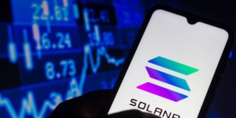 Smartphone con el logo de Solana en la pantalla y un fondo bursátil.