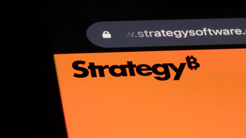 Logo de Strategy mostrado en una pantalla de teléfono inteligente.