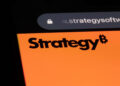Logo de Strategy mostrado en una pantalla de teléfono inteligente.