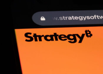 Logo de Strategy mostrado en una pantalla de teléfono inteligente.