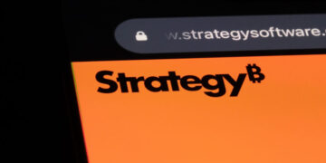 Logo de Strategy mostrado en una pantalla de teléfono inteligente.