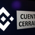 Teléfono inteligente que refleja el logo de Binance y un anuncio que dice "cuenta cerrada".