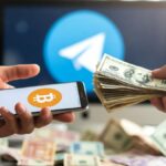 Manos intercambiando BTC con dinero alrededor y el logo de Telegram en el fondo.