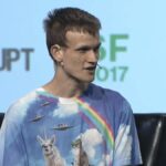 Vitalik Buterin hablando en una conferencia..