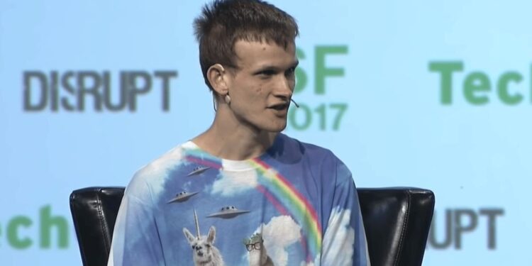 Vitalik Buterin hablando en una conferencia..