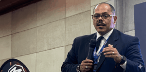 Economista venezolano Aarรณn Olmos durante la Cumbre Crypto Global celebrada en Margarita, al oriente de Venezuela.