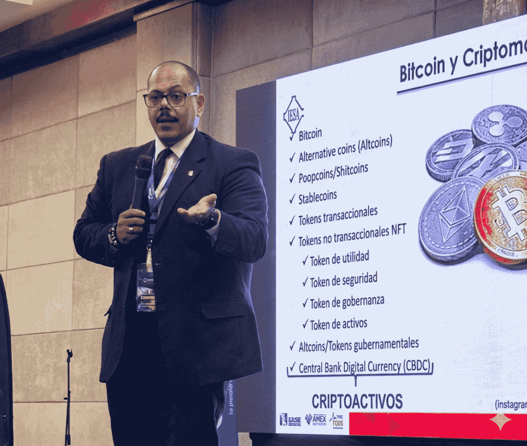 Aarón Olmos, economista venezolano durante su charla en la Cumbre Crypto Global celebrada en Margarita al oriente de Venezuela.