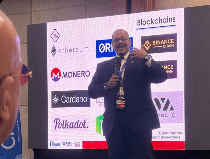 Aarón Olmos, economista venezolano durante su charla en la Cumbre Crypto Global celebrada en Margarita, al oriente de Venezuela.