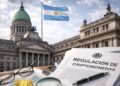 Documentos sobre regulaciones de criptomonedas junto al edificio del Congreso de Argentina.
