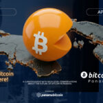 Promocional de Bitcoin day Panamá 2026, ciudad de Panamá, 16 de abril. Esfera naranja sin una porción, con el logo de Bitcoin en blanco, sobre un mapa de Panamá