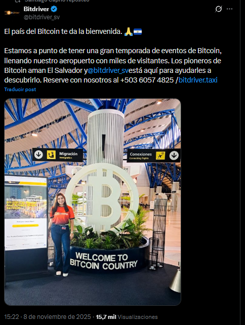 El logo de Bitcoin en el aeropuerto de El Salvador.