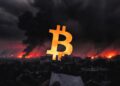 Símbolo de Bitcoin dorado flotando sobre una ciudad devastada por la guerra
