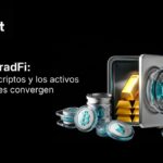 Destacada de Bitget Tradfi, en fondo negro con una caja fuerte llena de lingotes de oro, barril de petrรณleo y monedas de Forex, rodeadas de monedas de los criptoactivos mรกs conocidos