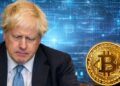 Boris Johnson junto a una moneda de Bitcoin.