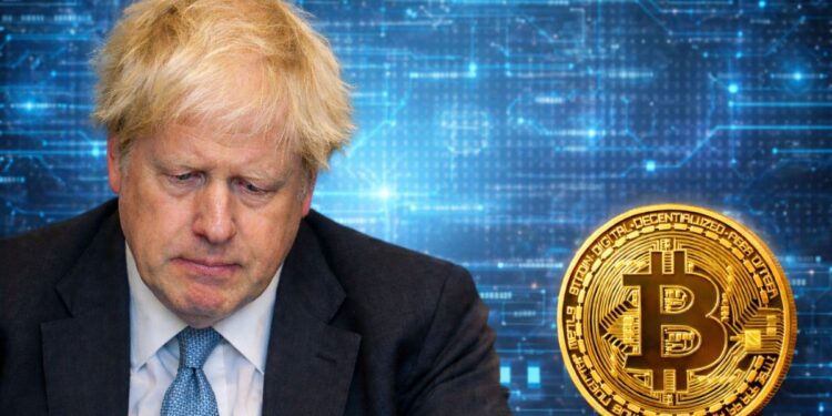 Boris Johnson junto a una moneda de Bitcoin.