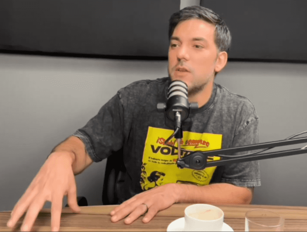 Bruno Vacotti, director de la Cรกmara Fintech de Paraguay, conversa durante un posdcast.