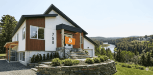 Una vivienda sobre una colina con una bandera naranja con el logo de Bitcoin.