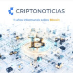 Logo de CriptoNoticias grande, 11 años informando sobre Bitcoin. Debajo el logo de Bitcoin en el centro, iluminado, rodeados por una redacción digital que interconecta las noticias y las computadoras