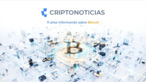 Logo de CriptoNoticias grande, 11 años informando sobre Bitcoin. Debajo el logo de Bitcoin en el centro, iluminado, rodeados por una redacción digital que interconecta las noticias y las computadoras