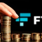 Imagen de una mano tomando dinero y el logo de FTX en el fondo.